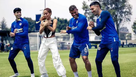 ¡Invitada de lujo! Anitta sorprendió a jugadores del América en Coapa y los puso a bailar