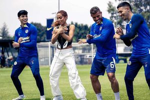 ¡Invitada de lujo! Anitta sorprendió a jugadores del América en Coapa y los puso a bailar