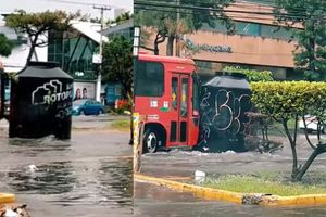 ¡Insólito! Tinaco 'navega' sobre avenida de Zapopan por fuertes lluvias