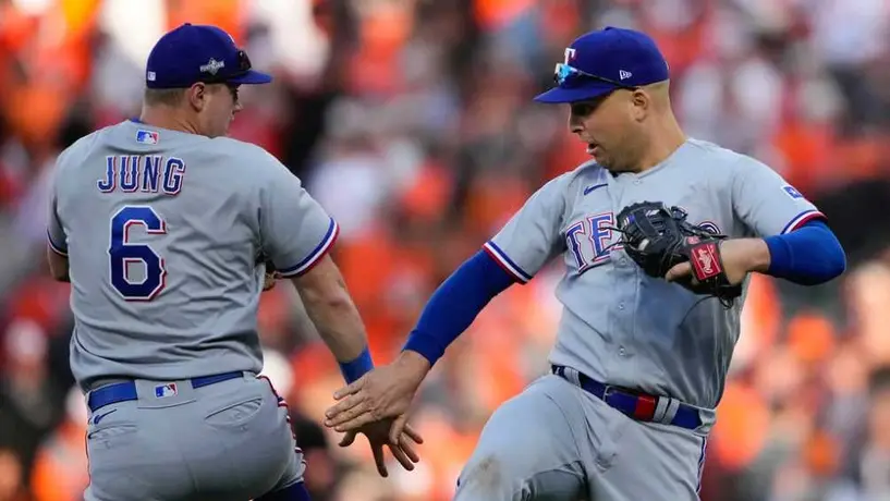 Los Texas Rangers sorprendieron a los Baltimore Orioles en el inicio de la Serie Divisional