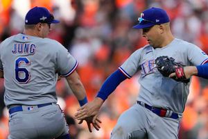 Los Texas Rangers sorprendieron a los Baltimore Orioles en el inicio de la Serie Divisional