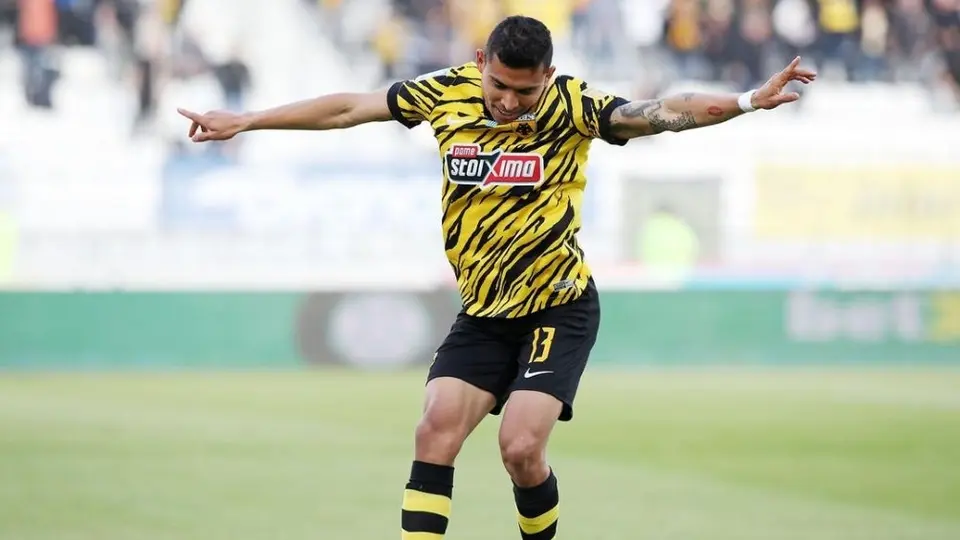 Orbelín Pineda juega en el empate del AEK Atenas contra el Olympiacos