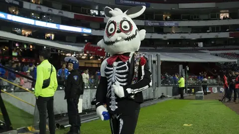 Cruz Azul rinde homenaje a aficionados y exjugadores en honor al Día de Muertos
