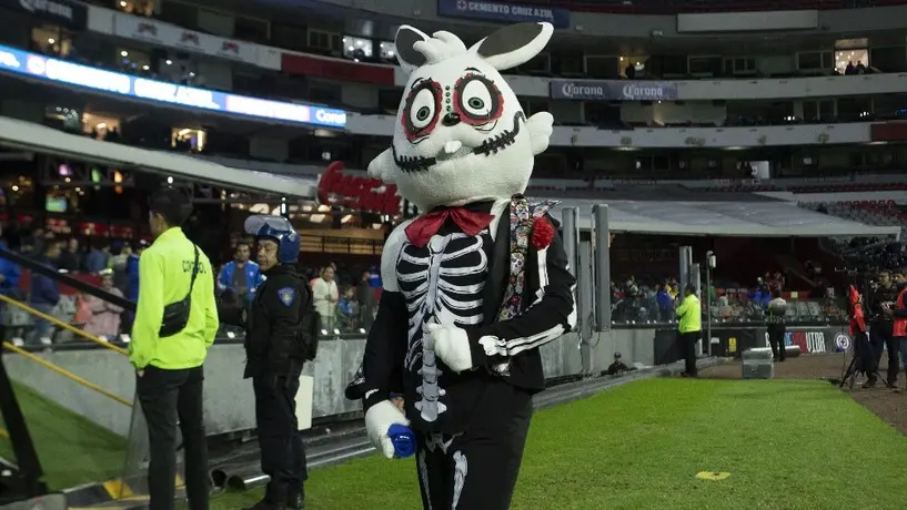 Cruz Azul rinde homenaje a aficionados y exjugadores en honor al Día de Muertos