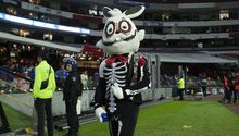 Cruz Azul rinde homenaje a aficionados y exjugadores en honor al Día de Muertos