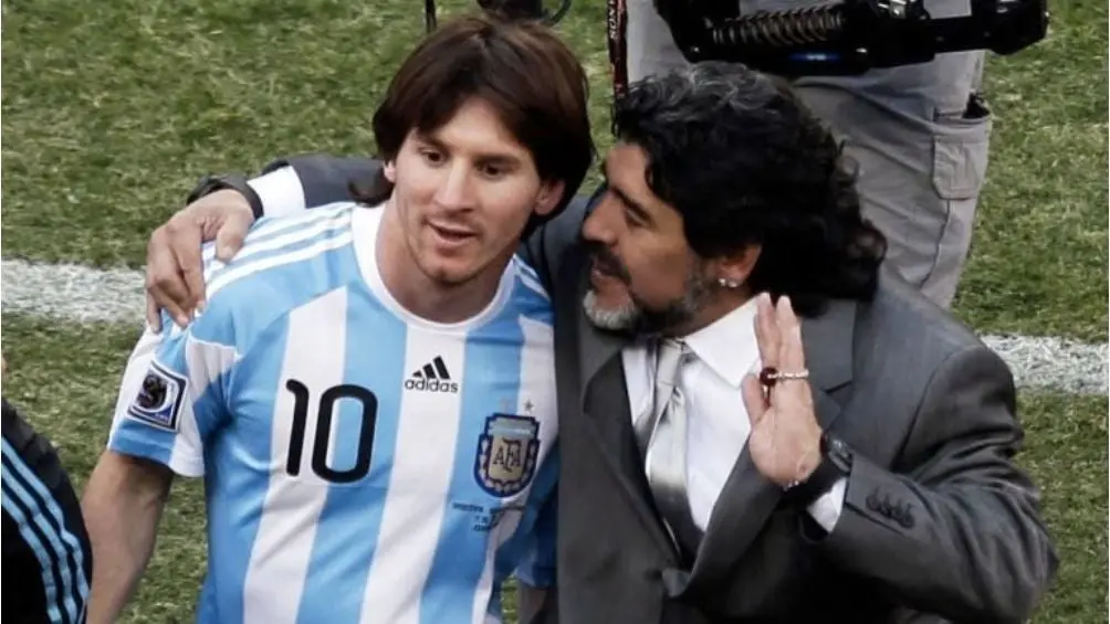 Messi y Maradona en el Mundial del 2010 | AP