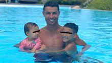 Cristiano Ronaldo 'avienta' a su hijo de un rascacielos y llueven memes en redes