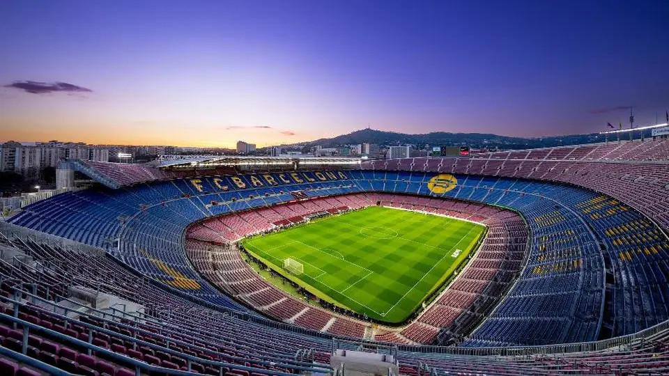 Barcelona vende diamantes fabricados con pasto del Estadio Camp Nou