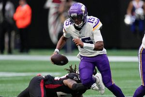 NFL: Dobbs brilla con 2 pases de anotación y corre para el de Vikings sobre Falcons