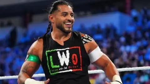 Santos Escobar al verse en pantalla de WWE en la Arena CDMX: “Imaginemos cosas chingonas"