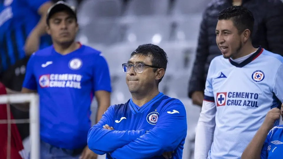 Cruz Azul: Aficionados gritan "Fuera Velázquez" tras la derrota contra Puebla