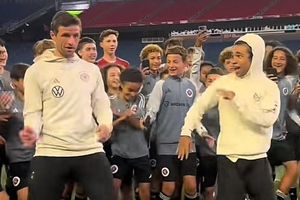 Thomas Müller baila al ritmo de 'Calm Down' y se vuelve tendencia en redes