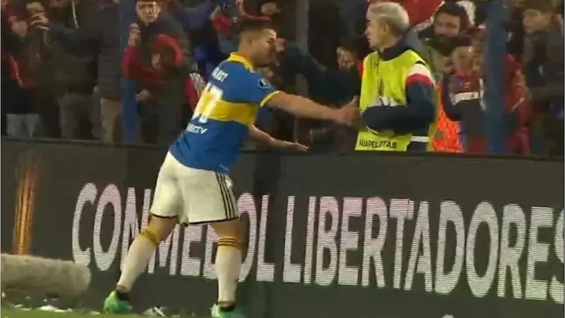 ¿Lo quiso provocar? Recogepelotas de Nacional picó una ojo a jugador de Boca Juniors