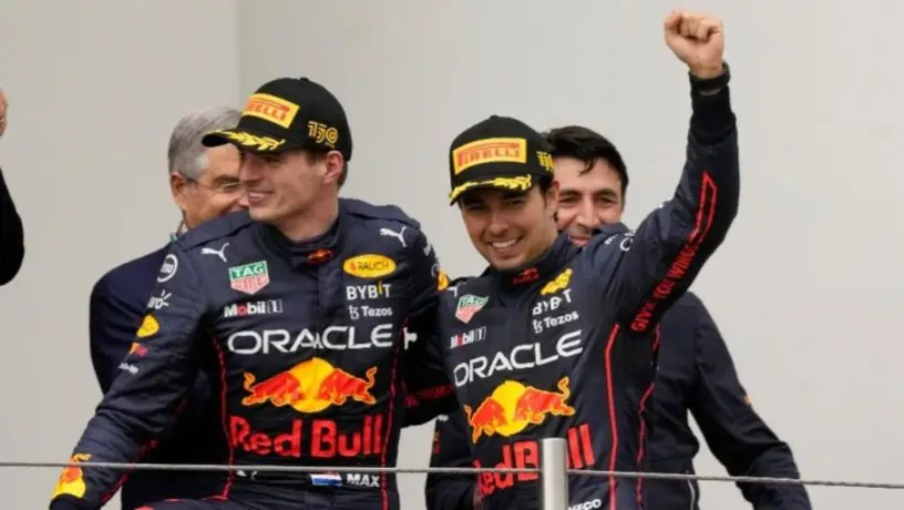 Checo Pérez y Verstappen no reciben el mismo trato, señala director de Ferrari