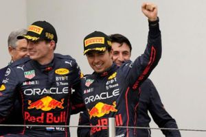 Checo Pérez y Verstappen no reciben el mismo trato, señala director de Ferrari