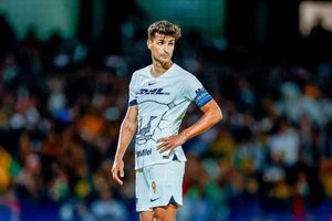 Juan Dinenno recibe pastelazo y le arrojan de todo en Pumas para celebrar su cumpleaños