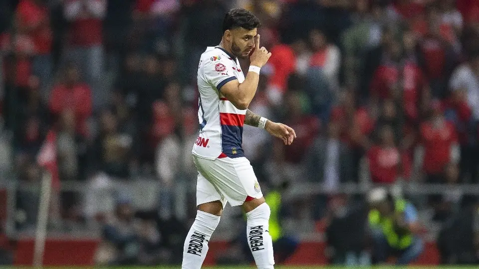 'Pollo' Briseño defiende a Alexis Vega tras los abucheos de la afición