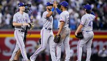 Rangers se lleva el Juego 4 y se pone a una victoria de ganar su primera Serie Mundial