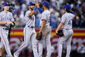 Rangers se lleva el Juego 4 y se pone a una victoria de ganar su primera Serie Mundial