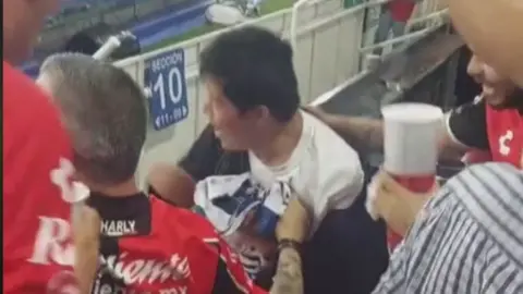 Aficionados del Atlas ayudan a fan de Puebla a conseguir el jersey de un jugador