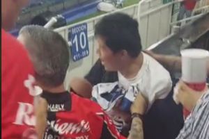 Aficionados del Atlas ayudan a fan de Puebla a conseguir el jersey de un jugador