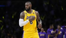 Dueña de los Lakers garantiza retirar la camiseta de LeBron James