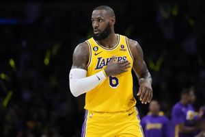 Dueña de los Lakers garantiza retirar la camiseta de LeBron James