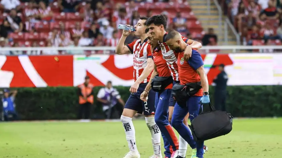 Chivas confirmó baja indefinida de 'Guti' por lesión en el juego ante Mazatlán