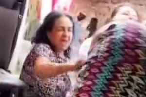 ¡La desgreñan por infiel en combi de Edomex! Suegra y esposa golpean a amante de su pareja