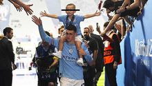 Phil Foden encarga una cadena de oro personalizada para su hijo "El Wey"