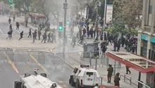 En plena visita de AMLO a Chile, la Policía dispersa a manifestantes con agua y gas lacrimógeno