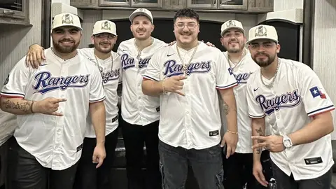 Grupo Frontera da concierto con camisola de los Rangers de Texas