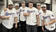 Grupo Frontera da concierto con camisola de los Rangers de Texas