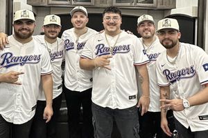 Grupo Frontera da concierto con camisola de los Rangers de Texas