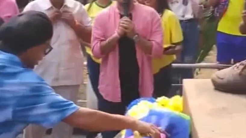 ¡Gesto de crack! Ronaldinho coloca flores sobre estatua de Maradona en la India