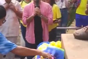 ¡Gesto de crack! Ronaldinho coloca flores sobre estatua de Maradona en la India