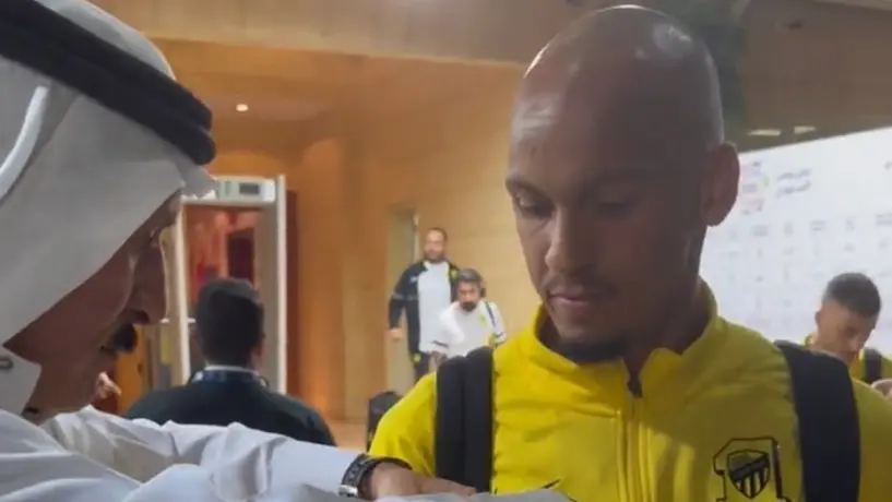 ¡Qué detalle! Periodista le regala un reloj a Fabinho después de la goleada del Al Ittihad