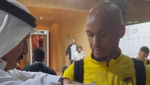 ¡Qué detalle! Periodista le regala un reloj a Fabinho después de la goleada del Al Ittihad