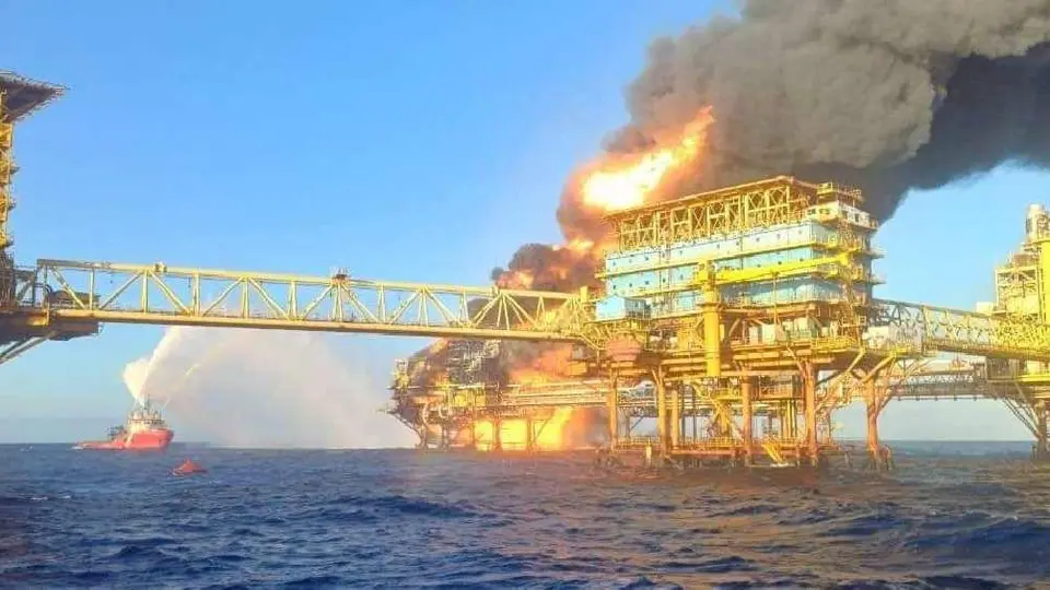 Explota plataforma de Pemex en el sureste de México, deja tres desaparecidos