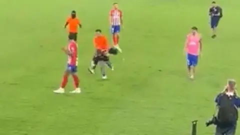 ¡Insólito! Personal de seguridad taclea niños en partido de Atlético de Madrid vs Real Sociedad