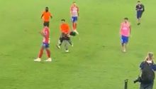 ¡Insólito! Personal de seguridad taclea niños en partido de Atlético de Madrid vs Real Sociedad