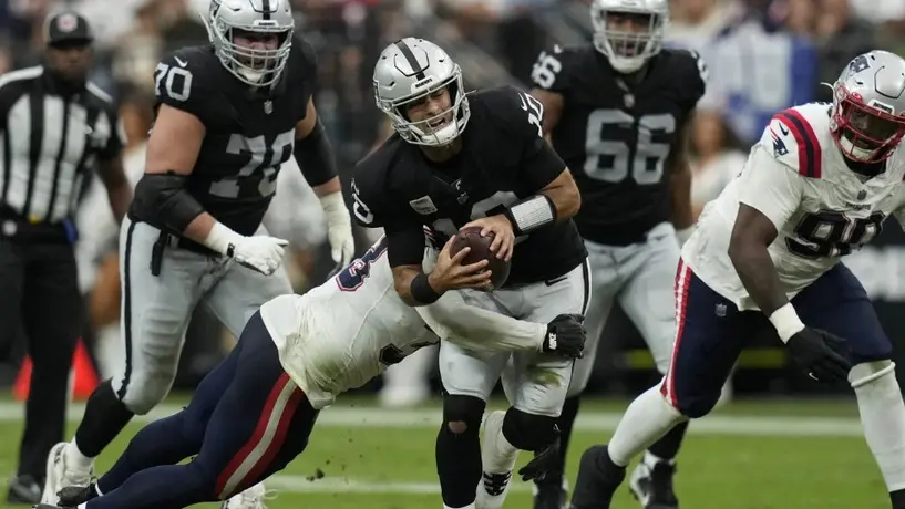 Raiders vence a los Patriots 21-17, pero pierden a Jimmy Garoppolo por lesión
