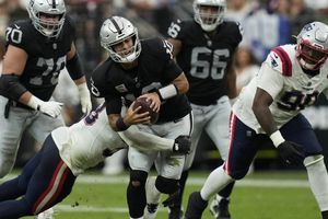 Raiders vence a los Patriots 21-17, pero pierden a Jimmy Garoppolo por lesión