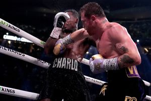 Óscar de la Hoya 'tachó' de aburrida la pelea entre Canelo Álvarez y Jermell Charlo