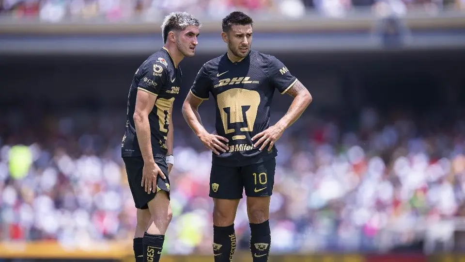 Afición de Pumas abuchea a Eduardo Salvio y Gustavo del Prete en CU