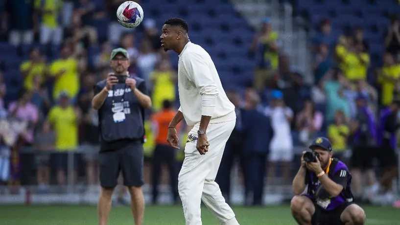 Giannis Antetokounmpo emula a Cristiano Ronaldo y 'provoca' a Lionel Messi previo a la Final