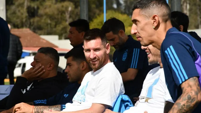 Leo Messi y jugadores de Selección Mayor estuvieron presentes en el partido de Argentina Sub 23