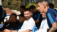 Leo Messi y jugadores de Selección Mayor estuvieron presentes en el partido de Argentina Sub 23