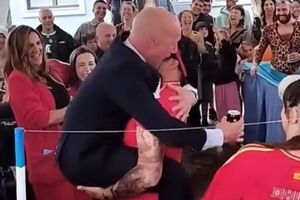 Imitadores recrean el beso entre Luis Rubiales y Jenni Hermoso