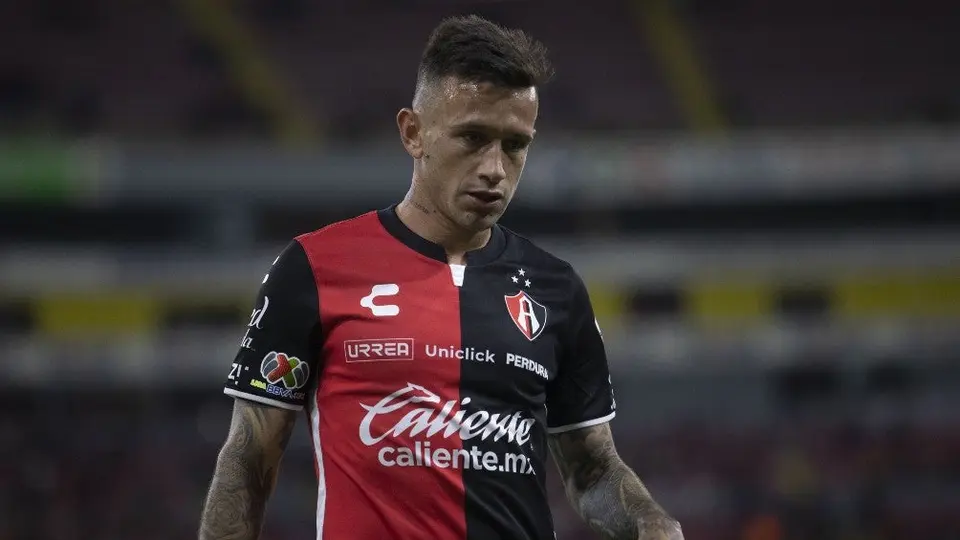 Brian Lozano sufrió escalofriante lesión en la rodilla y abandonó el Clásico Tapatío